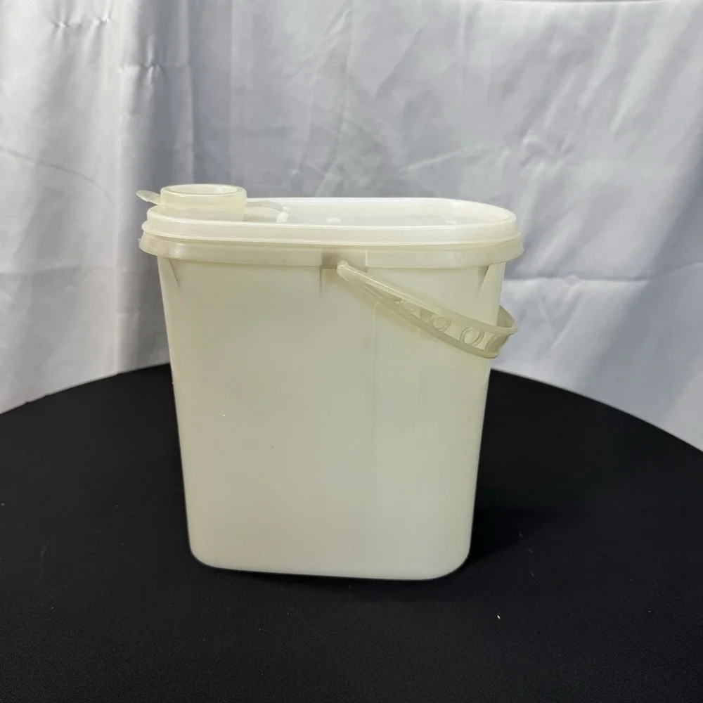 Vintage Tupperware 587–2 pour‎ in store with handle 2 qt